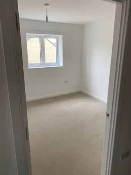 Large 2-Bed Flat Harlow - Balcony - Multi-Swap Possible