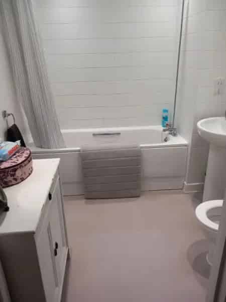 Modern 2 Bedroom Flat with Open Plan Kitchen and Balcony
