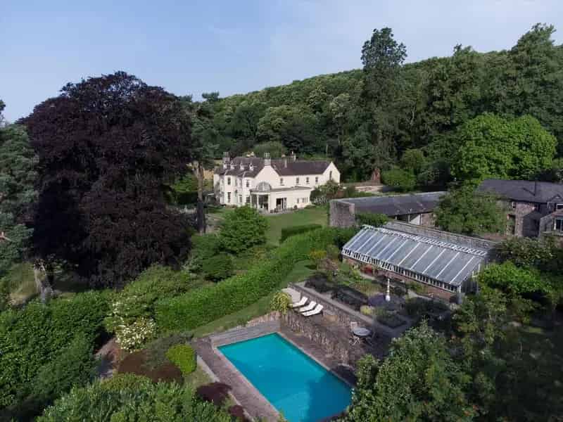 13 Bedroom Detached House with Extensive Grounds