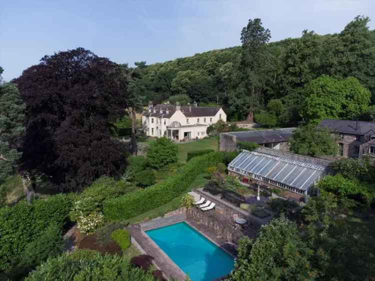13 Bedroom Detached House with Extensive Grounds