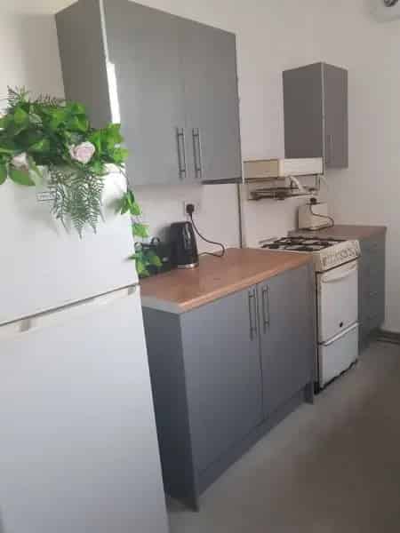 2 Bedroom House Near Meadowhall - New Kitchen - Large Garden