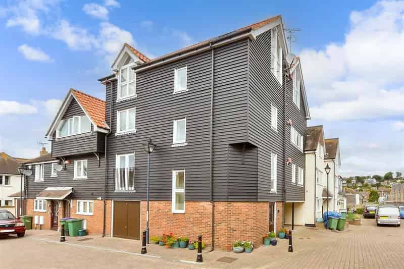 2 Bedroom Apartment for Sale near Hythe Seafront