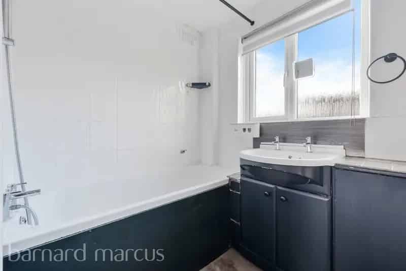 Three Bedroom House in Godstone Large Garden Close to Amenities