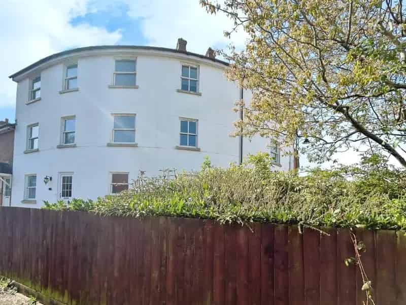 1 Bedroom Apartment with Castle Views and Parking