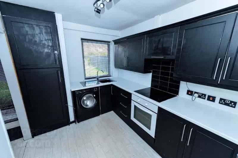 3 Bedroom Mid Terrace House with Modern Kitchen and Garden