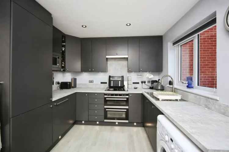 2 Bed Semi Detached House with Garage and Driveway