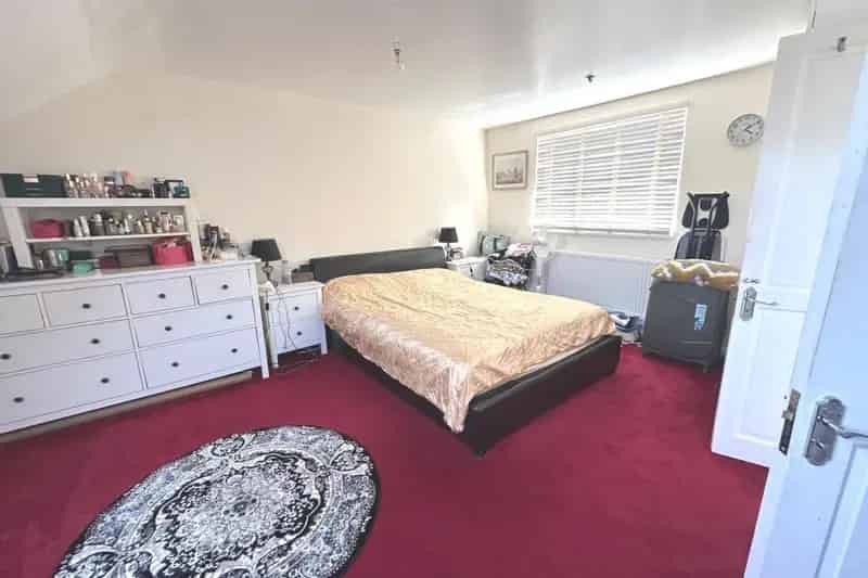 Four Bedroom Semi-Detached House Near Barking Station