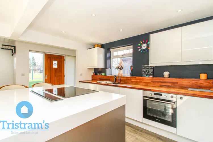 3 Bedroom Detached House Modern Open Plan Living Media Room