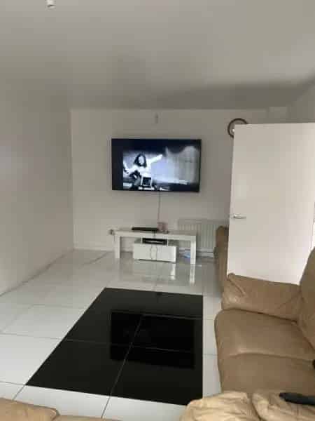 4 Bedroom House 3 Toilets New Kitchen Double Glazed