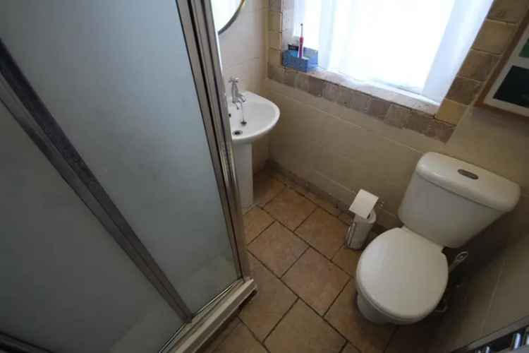 3 Bedroom Split Level Flat for Sale - Kingshill Avenue