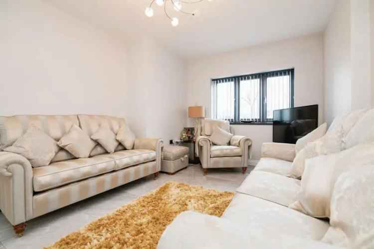 Six-Bedroom Family Home Modern Open-Plan Living Ample Parking