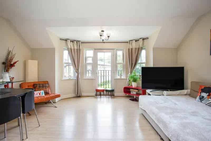 3 Bedroom Flat for Sale in Epsom's Livingstone Park