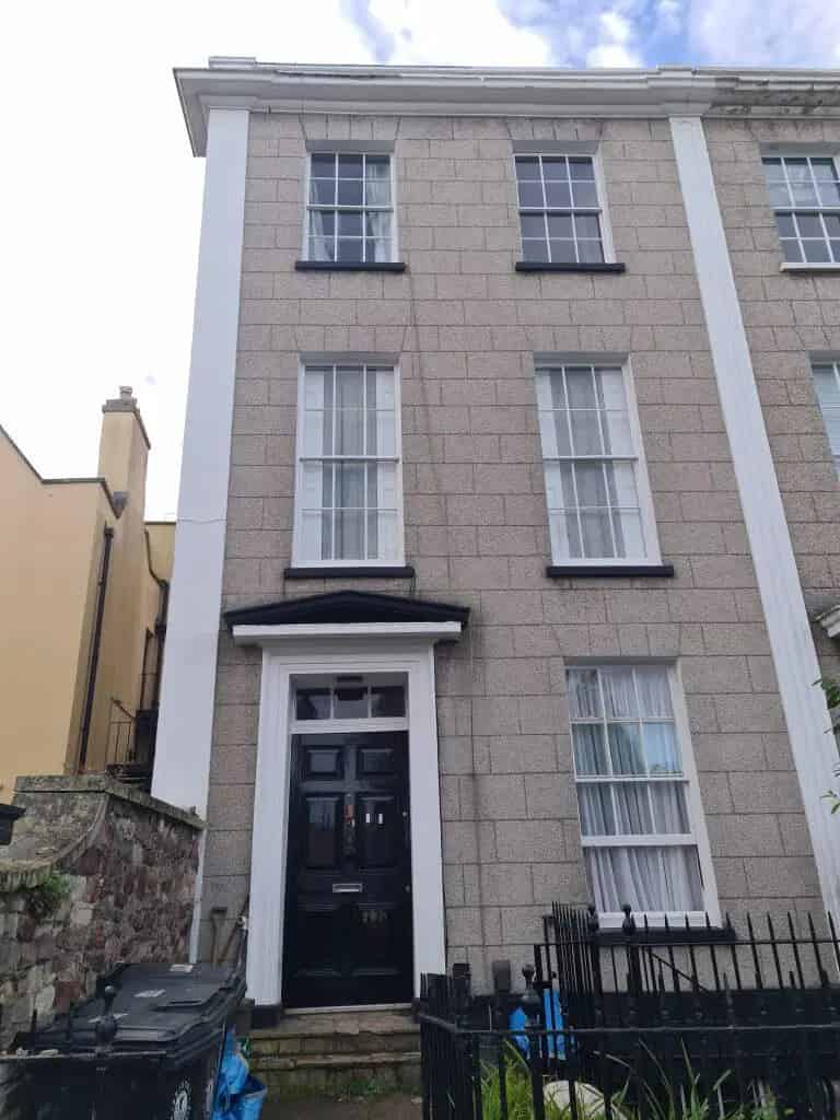 Studio Flat Good Location Shared Laundry