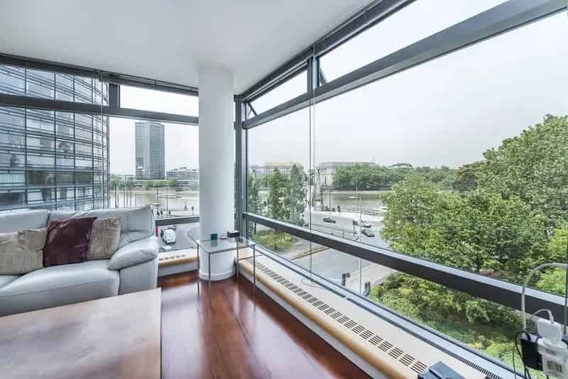 2 Bedroom Riverside Apartment with Gym and Concierge