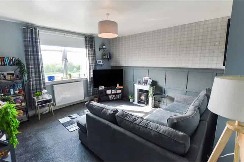 1 Bed Flat Top Floor Sea Views Freshly Decorated