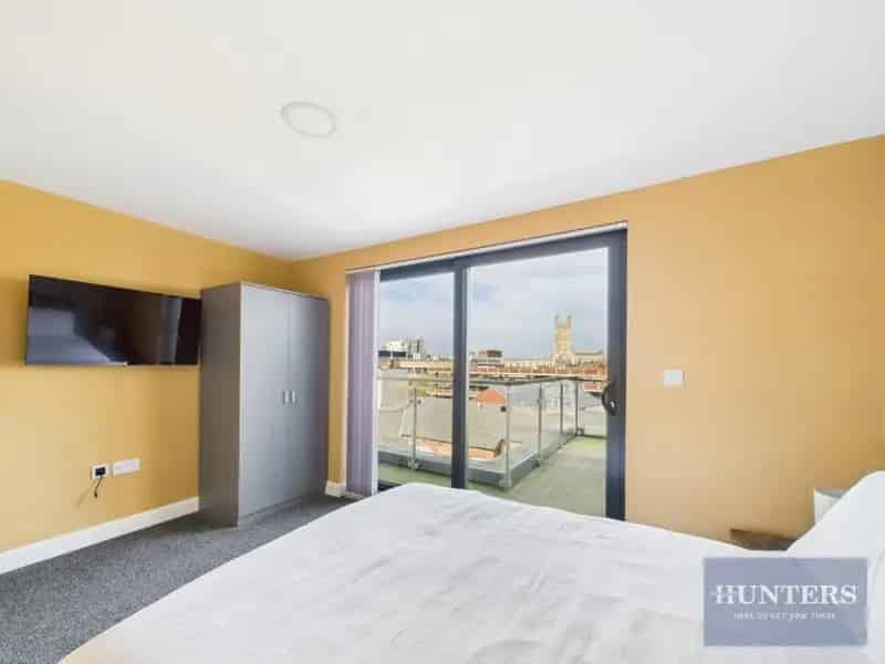 2 Bedroom Penthouse Apartment near Gloucester Quays