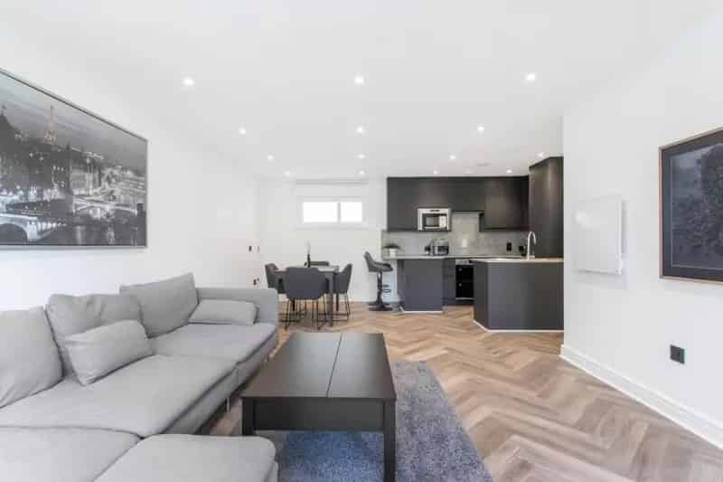 2 Bedroom Flat for Sale in Aldgate Triangle