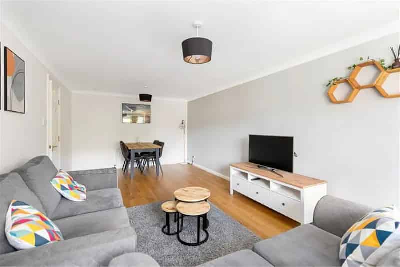 2 Bed Flat - First Floor with 1 Reception Room