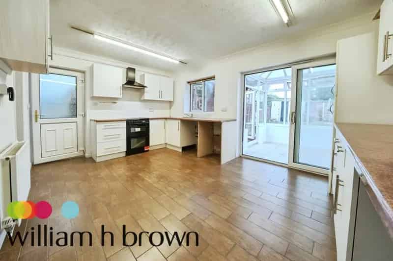 4 Bedroom Semi-Detached House Family Home