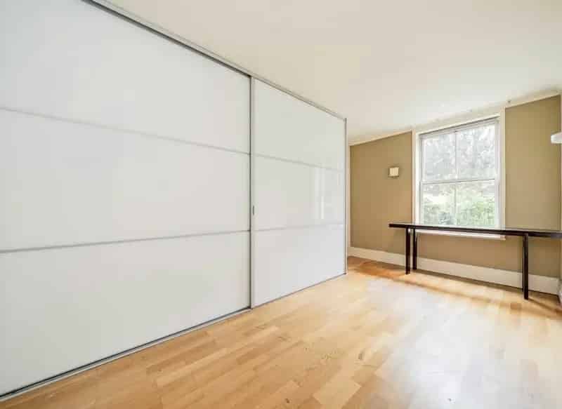 2 Bed Apartment 1000sqft Gated Development London
