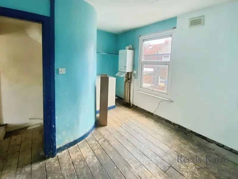 2 Bedroom Mid Terrace House For Sale Needs Modernisation
