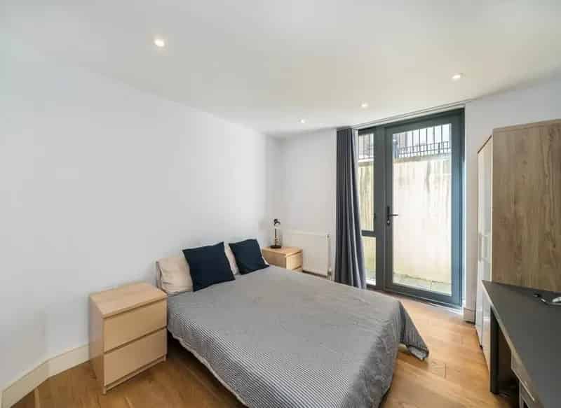 Spacious 2-Double Bedroom Apartment with Parking and Outdoor Space