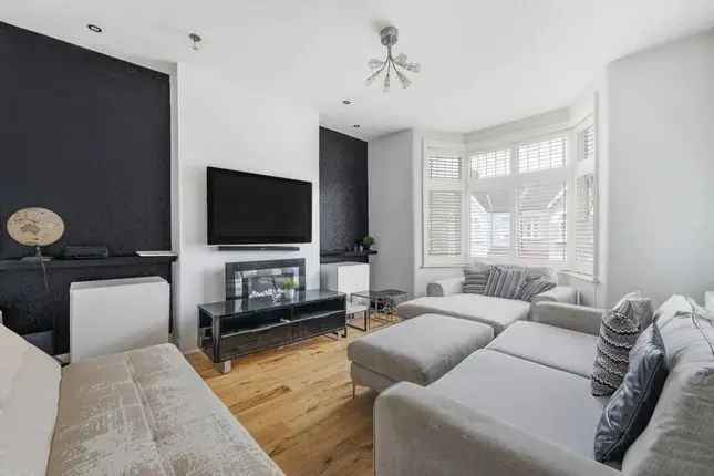 Flat to rent in Ribblesdale Road, London SW16