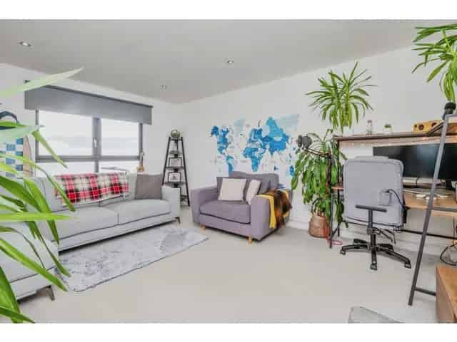 3 Bedroom Top Floor Flat for Sale in Kirkcaldy
