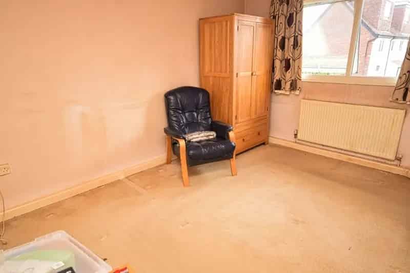 2 Bedroom Flat for Sale in Shirley - Newly Fitted Kitchen & Garage