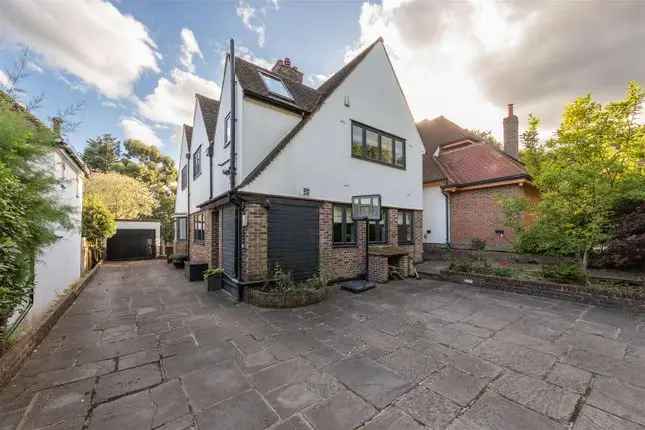 Spacious 4-Bedroom Detached House Near Epping Forest