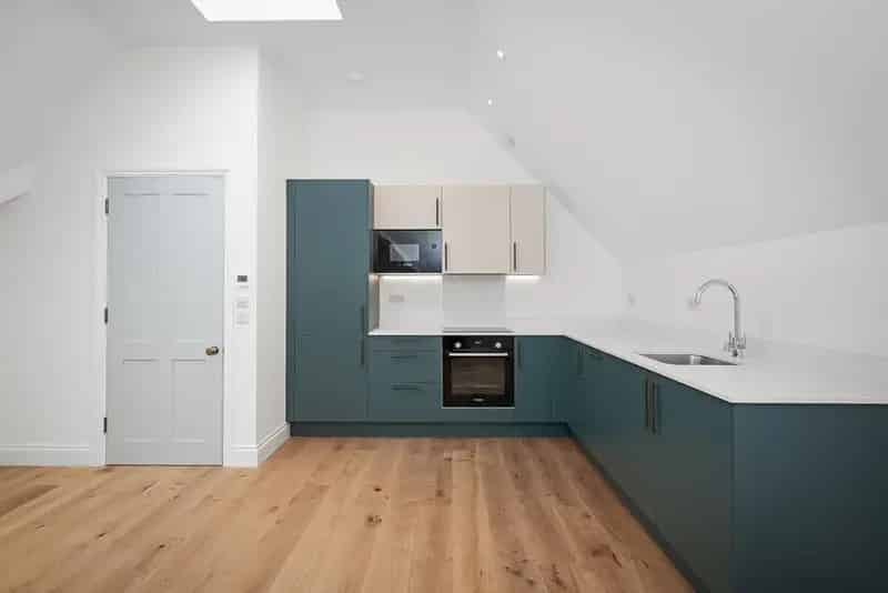 Luxury 1 Bed Top Floor Apartment with Communal Garden