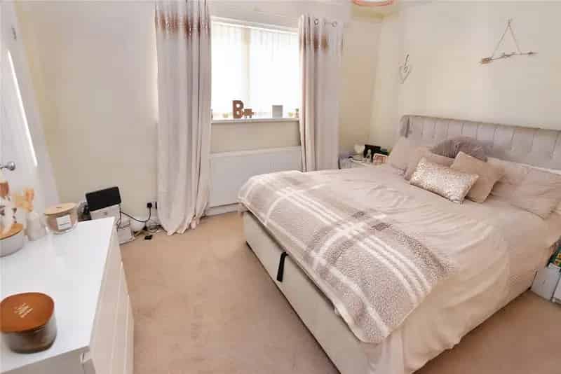 Four Bedroom End Town House Near Leeds City Centre