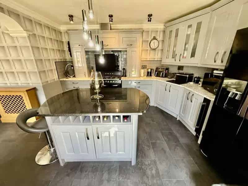 5 Bedroom Semi Detached House to Rent