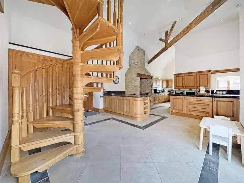 3 Bed Barn Conversion 1 Acre Land Open Plan Living Family Home