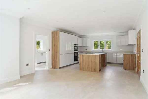 Luxury Family Home in Hughenden Valley