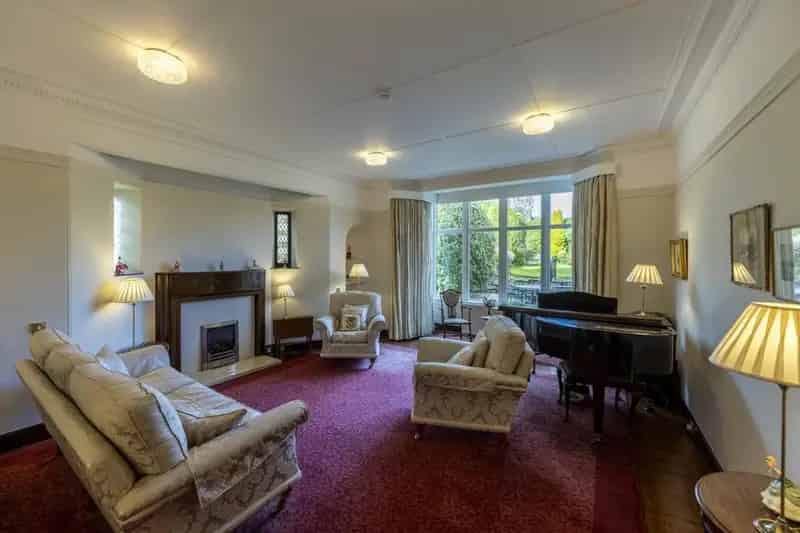 6 Bedroom Detached House For Sale