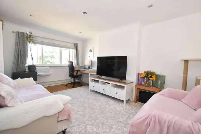 2 bed flat for sale