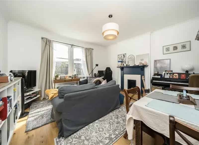 One Bedroom Flat in Victorian Conversion Burnt Ash Hill