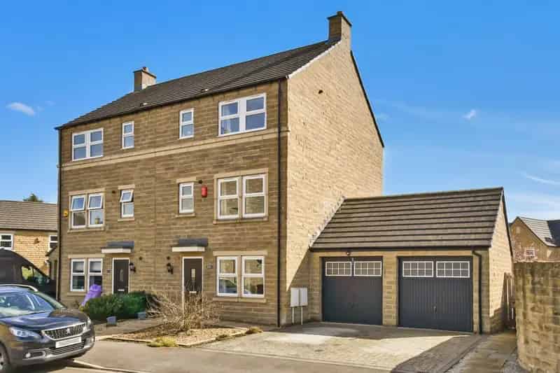 4 bedroom House
 For Sale