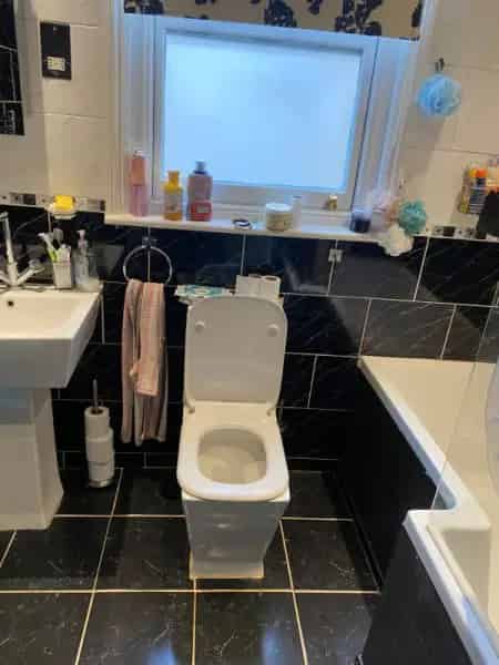 Victorian Mid Terrace House - 2 Double Bedrooms - Close to Amenities