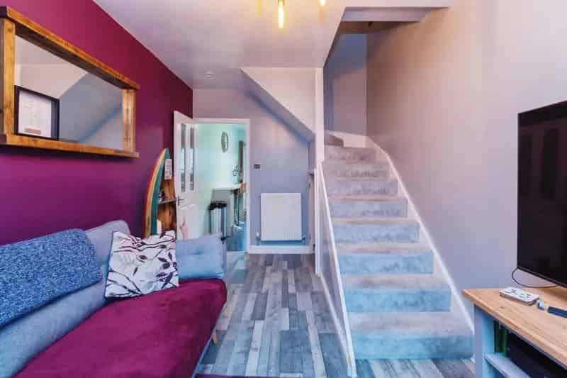 Two Bedroom End Terrace House Near Town Centre