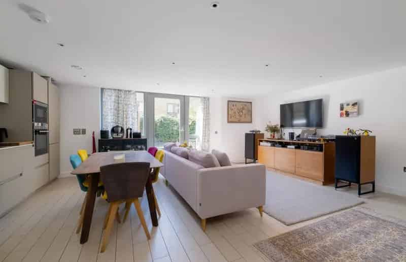 2 Bedroom Flat for Sale in Canalside Square N1