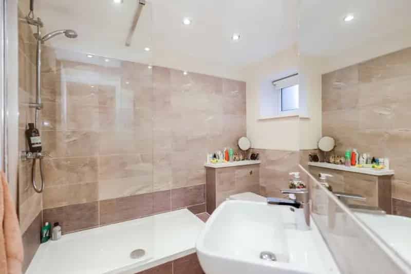 2 Bed Flat for Sale - Two Shower Rooms, Close to Amenities