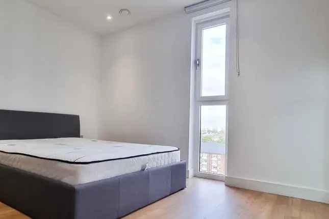 Flat to rent in Wandsworth Road, London SW8