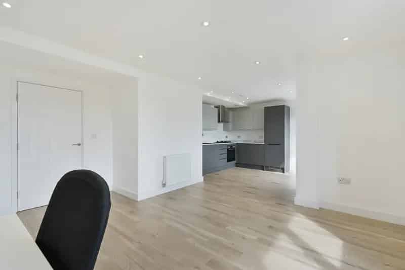 Modern 2-Bed Flat Near Ealing with Balcony - Zero Deposit Guarantee