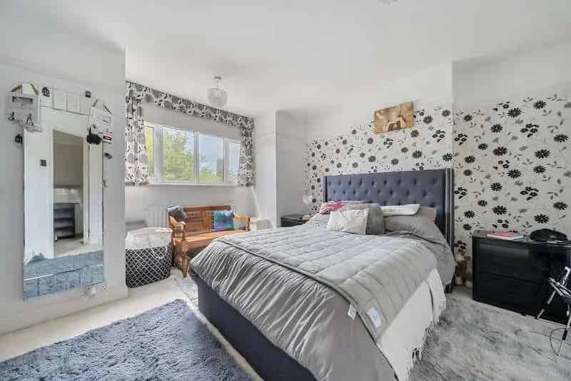 4 Bed Semi-Detached House with Large Garden and Summer House
