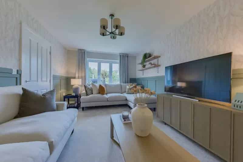 Four-Bedroom Detached Home with Single Garage and Open-Plan Living