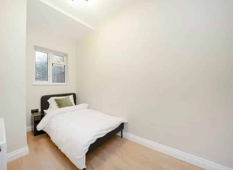 2-Bedroom Flat Near High Street Charlton Road