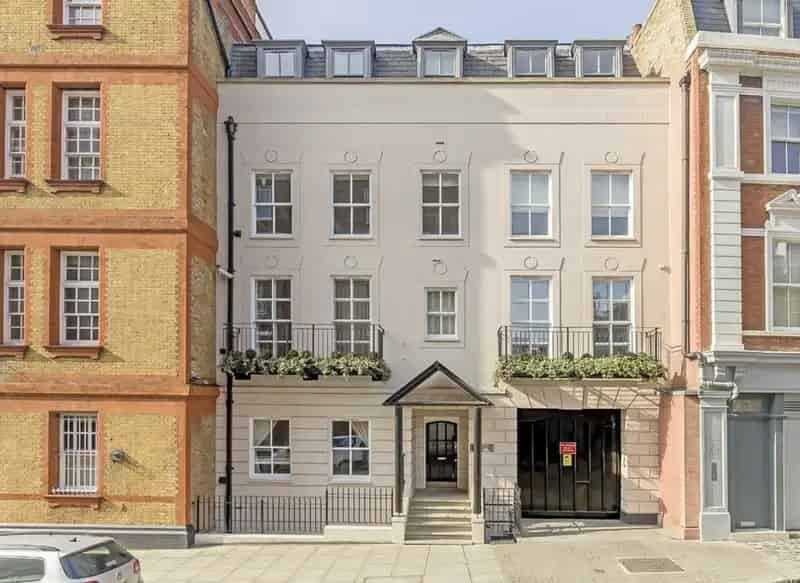 2 Bedroom Apartment with Secure Parking and Communal Gardens