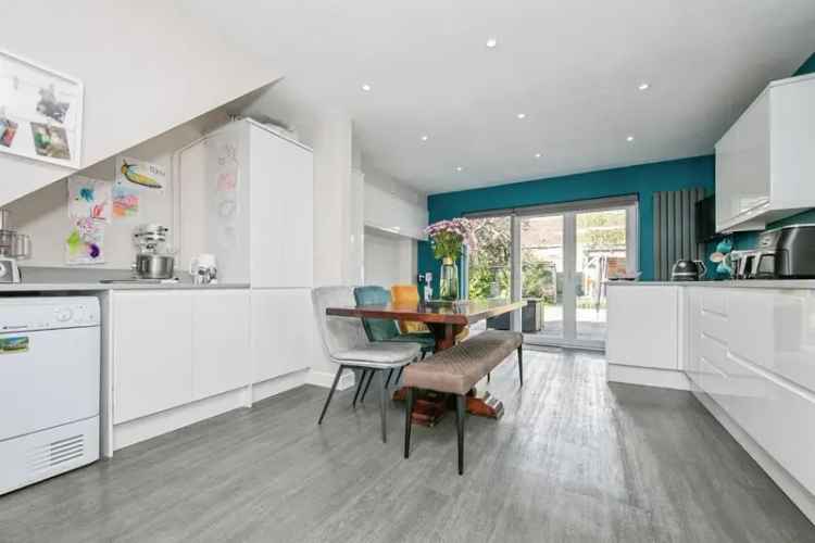 3 Bed Family Home with Garden Garage and Driveway Parking